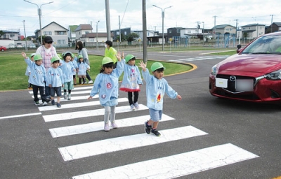 写真：横断歩道の渡り方を学ぶ中島幼稚園の園児