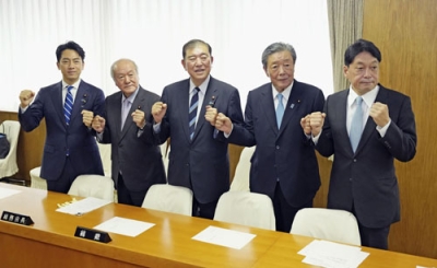 写真：自民党の臨時総務会で写真に納まる（左から）小泉進次郎氏、鈴木俊一氏、石破茂総裁、森山裕氏、小野寺五典氏＝３０日午後、東京・永田町の党本部