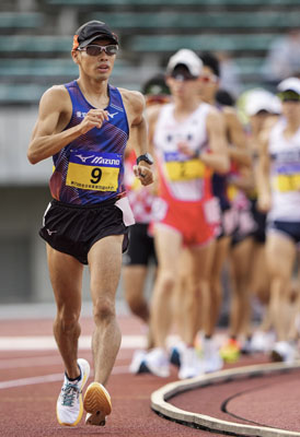 写真：全日本実業団対抗選手権の男子１万メートル競歩で優勝した山西利和＝維新みらいふスタジアム