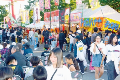 写真：家族連れらでにぎわう露店街