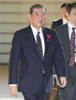 写真：首相官邸に入る石破首相＝２日午前