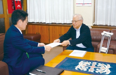 写真：大塩町長（左）に要望書を手渡す堂前会長