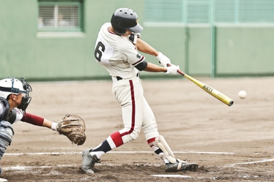 写真：【大谷室蘭－苫東】七回２死、左前安打を放つ大谷室蘭・越後屋＝とましんスタジアム