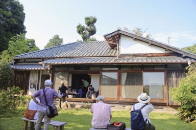 写真：湘南邸園文化祭で「三淵邸・甘柑荘」を訪れた参加者＝９月、神奈川県小田原市