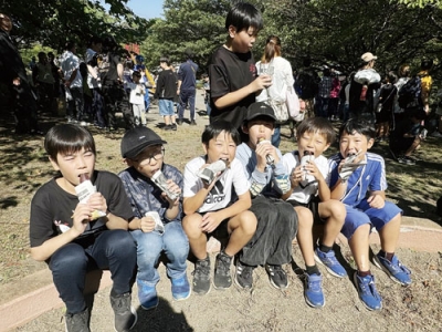 写真：焼き芋を頬張る子どもたち