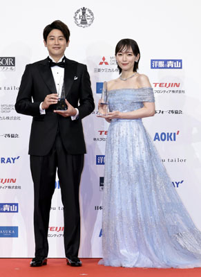 写真：授賞式に登場した内田篤人（左）と吉岡里帆＝東京都港区