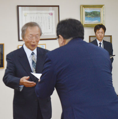 写真：小笠原市長から辞令を受け取る赤井さん