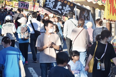 写真：秋晴れに恵まれ、親子らでにぎわう露店4