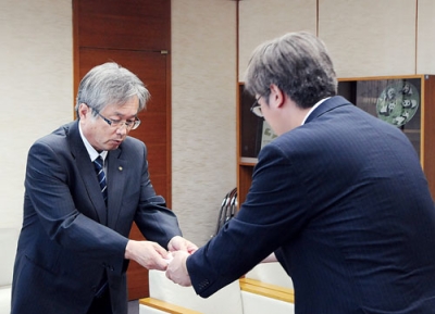 写真：目録を手渡す奥平支店長