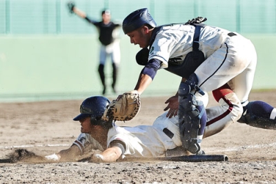 写真：【苫中央－大谷室蘭】延長１１回、麻柄の三塁ゴロで本塁を狙うもタッチアウトになる大谷室蘭・越後屋＝とましんスタジアム