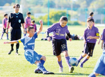 写真：【ＷＷＯジュニアＦＣ－登別ＦＣ　Ｕ－１２エルカソ】ゴールを目指し、競り合う選手たち＝まなびの里サッカー場