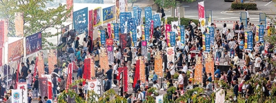 写真：参加１４店の会場は人の波で大盛況（提供写真）