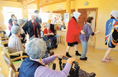 写真：ひょっとこ踊りを楽しむ利用者たち