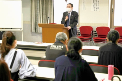 写真：受講者に学習法などを伝える渡部さん