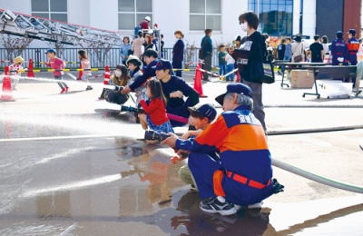 写真：放水体験を行う子どもたち