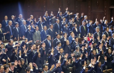 写真：衆院が解散され万歳三唱する議員＝９日午後４時４分、衆院本会議場