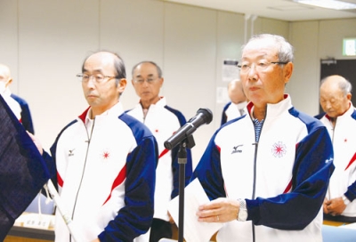 写真：「一生懸命努力する」と力強く宣誓した井山さん（前列右）