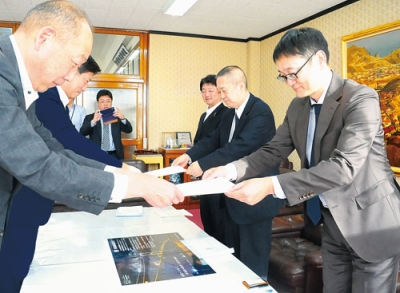 写真：要請書を手渡す日西会長（右から２人目）と下澤書記長（右）