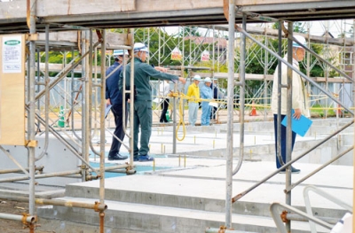 写真：（仮称）幌別児童館建設現場を視察する協会員