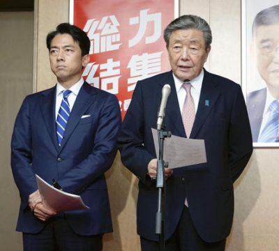 写真：衆院選比例代表で単独立候補の可能性があった旧安倍派３氏の非公認を事実上決め、記者団の取材に応じる自民党の森山幹事長。左は小泉選対委員長＝１１日午後、東京・永田町の党本部