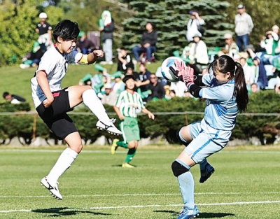 写真：【大谷室蘭－北照】相手キーパーにゴールを阻まれる大谷室蘭・浅野＝帯広の森球技場