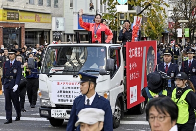 写真：パリ五輪の陸上女子やり投げで金メダルを獲得し、地元の旭川市でパレードする北口榛花選手＝１３日午前１１時６分