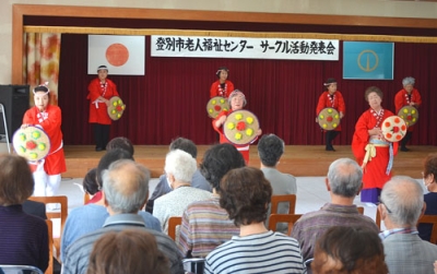 写真：舞踊など多彩な芸で会場を魅了した発表会