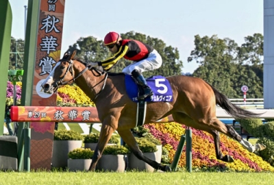 写真：第２９回秋華賞でゴールする優勝したチェルヴィニア＝京都競馬場