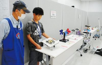 写真：有賀さんの発明品などが展示されている第４８回青少年科学技術振興作品展胆振地方展