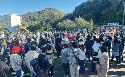 写真：プレゼント配布や抽選会といった閉館イベントでにぎわった水族館