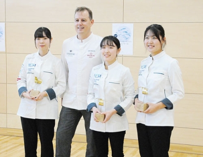 写真：専門学校部門で１位の岡本さん（右から２人目）と３位の源野さん（右端）