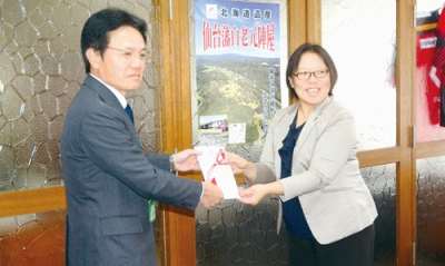 写真：大塩町長に目録を手渡す広地会長（右）