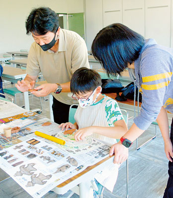 写真：土偶作りに挑戦する親子