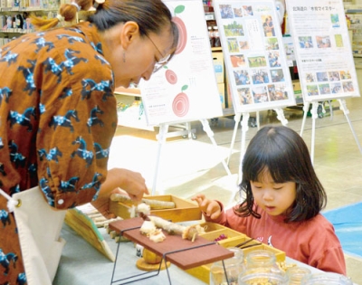 写真：鉛筆に使用する小枝を選ぶ子ども