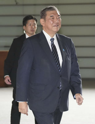 写真：首相官邸に入る石破首相＝１７日午前