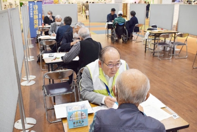 写真：各分野の専門家が市民の身近な悩みに対応した行政相談所