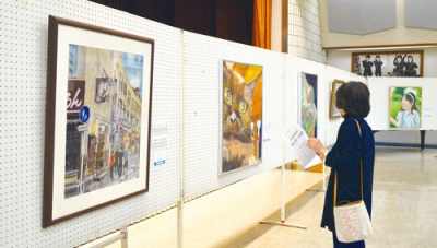 写真：個性あふれる作品が並ぶ公募展