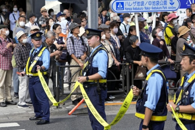 写真：衆院選が公示された１５日、与野党幹部の街頭演説に厳戒警備で臨む警視庁の警察官＝東京・池袋