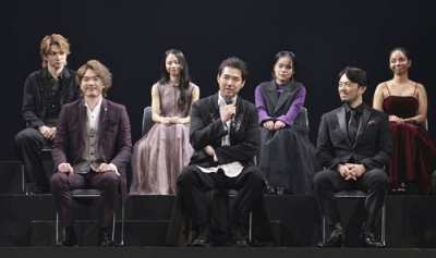 写真：発表会に登場した（前列左から）佐藤隆紀、吉原光夫、飯田洋輔と出演者ら＝東京都千代田区