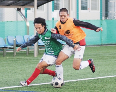 写真：激しくボールを奪い合う大谷室蘭の佐藤選手（左）と花海主将