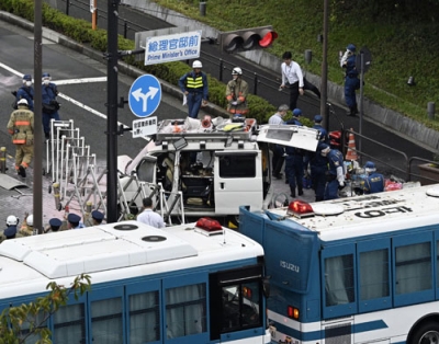 写真：車が突っ込み騒然とする首相官邸前＝１９日午前７時５６分