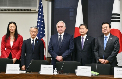 写真：米国務省で開かれた北朝鮮の人権問題に関する高官会合に出席したキャンベル副長官（中央）と山田重夫駐米大使（左から２人目）、韓国の金暎浩統一相（右から２人目）＝１８日、ワシントン（共同）