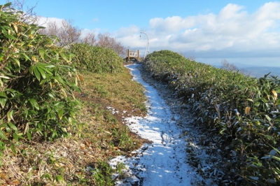 写真：初冠雪を観測した２０日の室蘭岳。山頂付近の登山道はうっすらと雪化粧していた（提供写真）