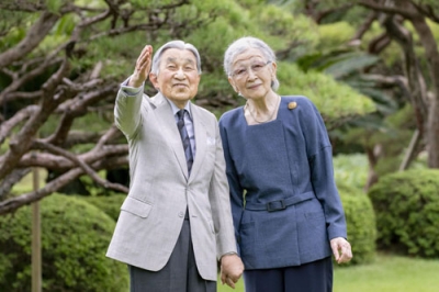 写真：上皇さまと上皇后美智子さま＝４日、東京・元赤坂の赤坂御用地（宮内庁提供）