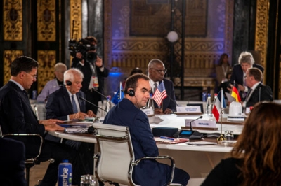 写真：１９日に開かれたＧ７の国防相会合＝ナポリ（ロイター＝共同）