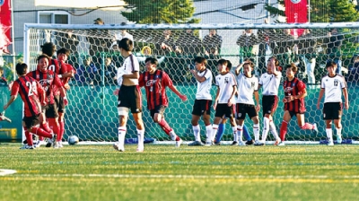 写真：【大谷室蘭－クラーク】同点のゴールを決められ、ぼうぜんとする大谷室蘭の選手たち＝函館フットボールパーク