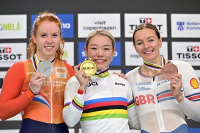 写真：自転車トラック種目の世界選手権で女子ケイリンを日本勢で初制覇し、金メダルを手にする佐藤水菜（中央）＝２０日、コペンハーゲン郊外（共同）