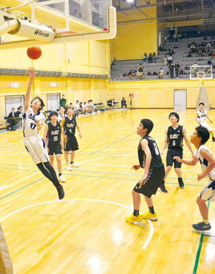 写真：熱戦を繰り広げる選手たち