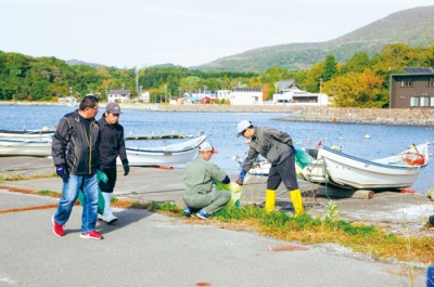 写真：清掃活動に取り組んだ有珠支所の組合員たち