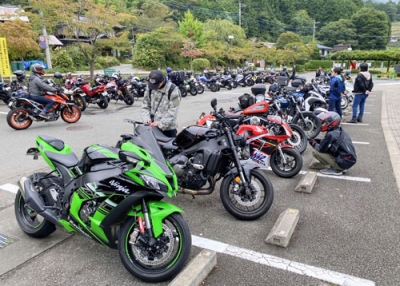 写真：山梨県道志村の道の駅どうしに集まったバイク＝９月